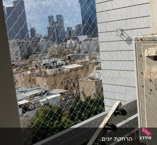 רשת למניעת כניסת יונים על מרפסת בניין